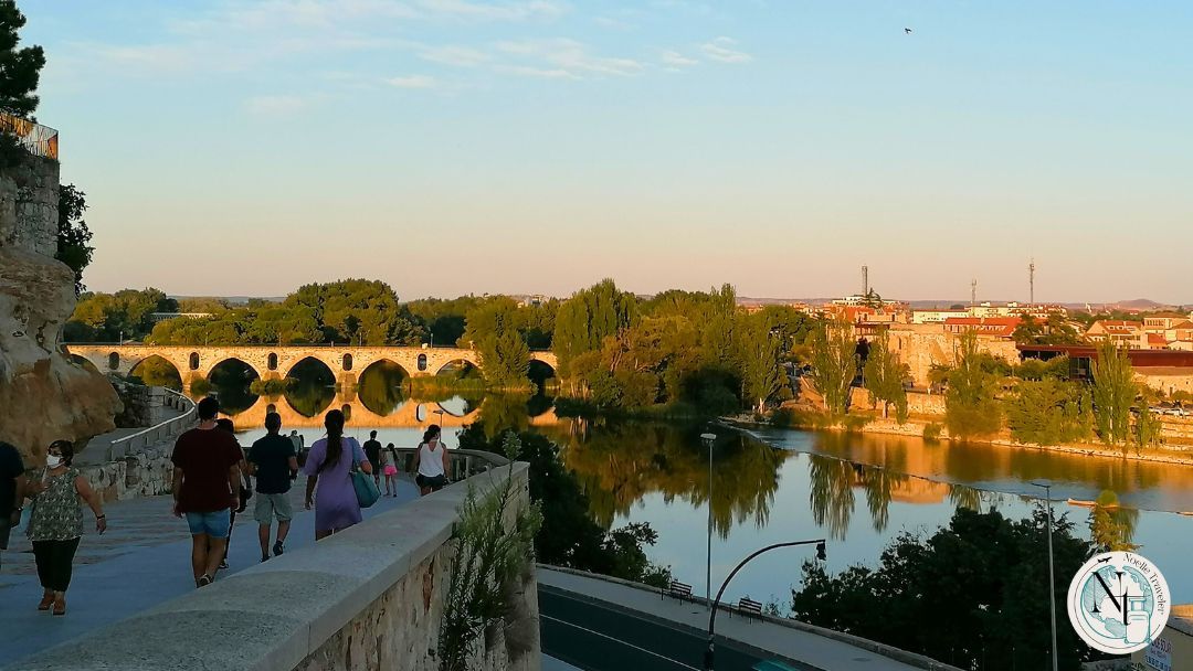Vista del puente de piedra y el duero en Zamora, destino semana santa 2025